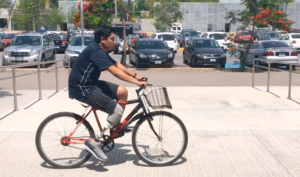 Paciente usuario de prótesis en bicicleta