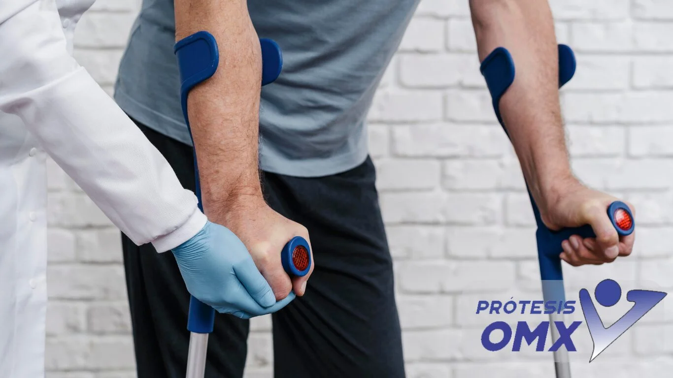 Persona con prótesis recibiendo fisioterapia en OMX