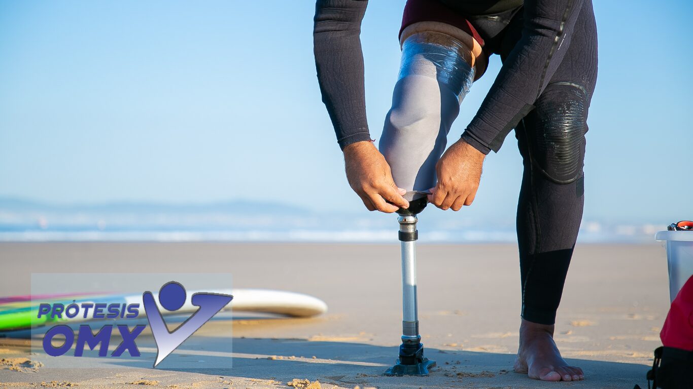 Persona en la playa, amputada y utilizando una prótesis de pierna con liner